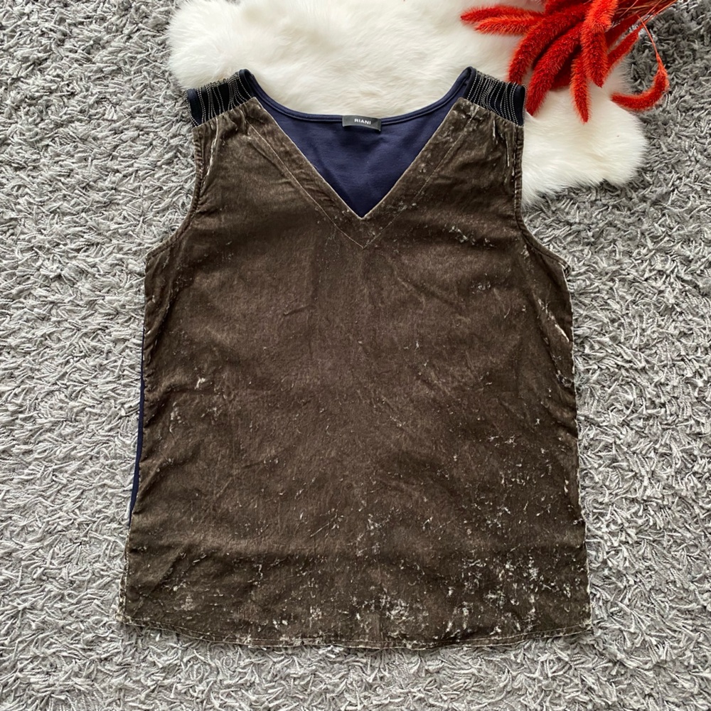 RIANI Elegant V-Neck Velvet-Finish Sleeveless Blouse